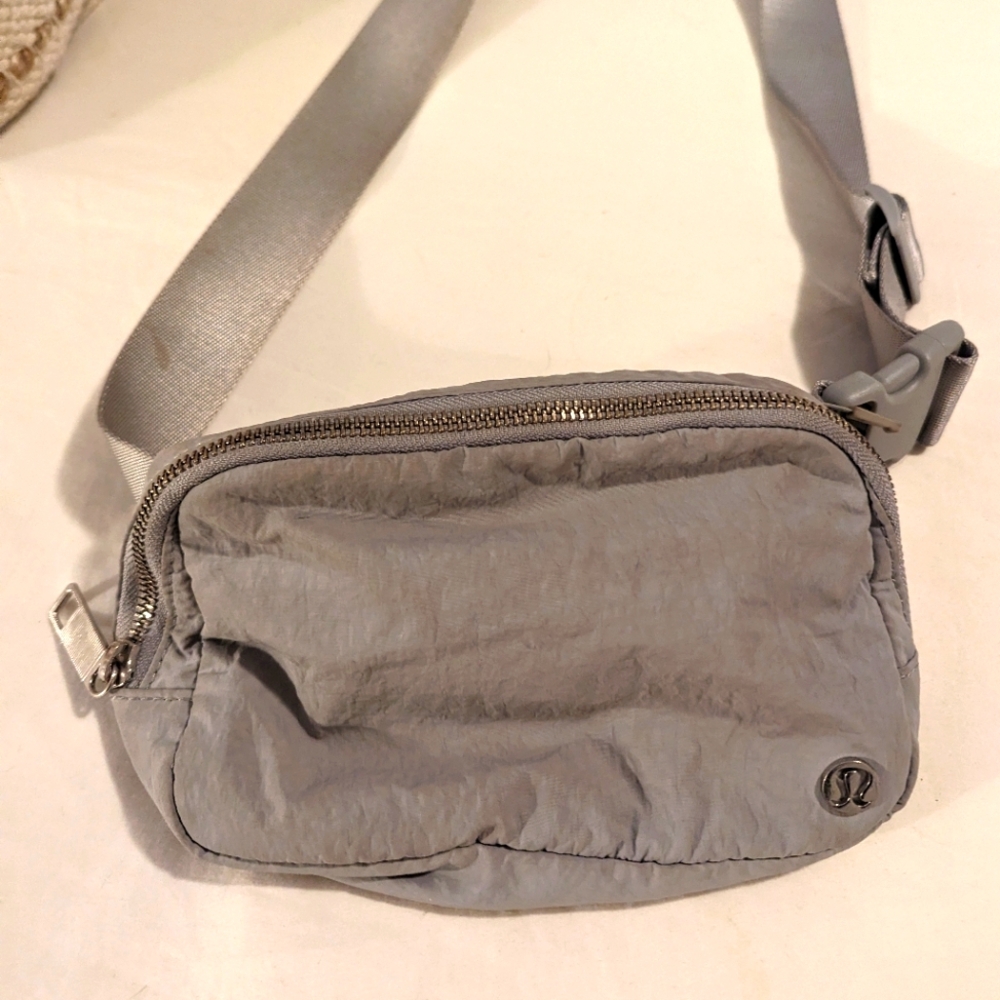 Lululemon gray vanny pack.